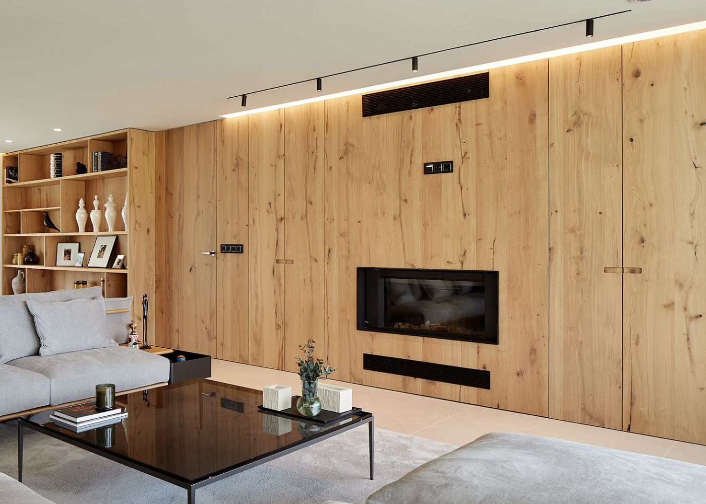 Agencement intérieur sur mesure en bois, assurant une continuité visuelle entre les différents espaces de la maison.