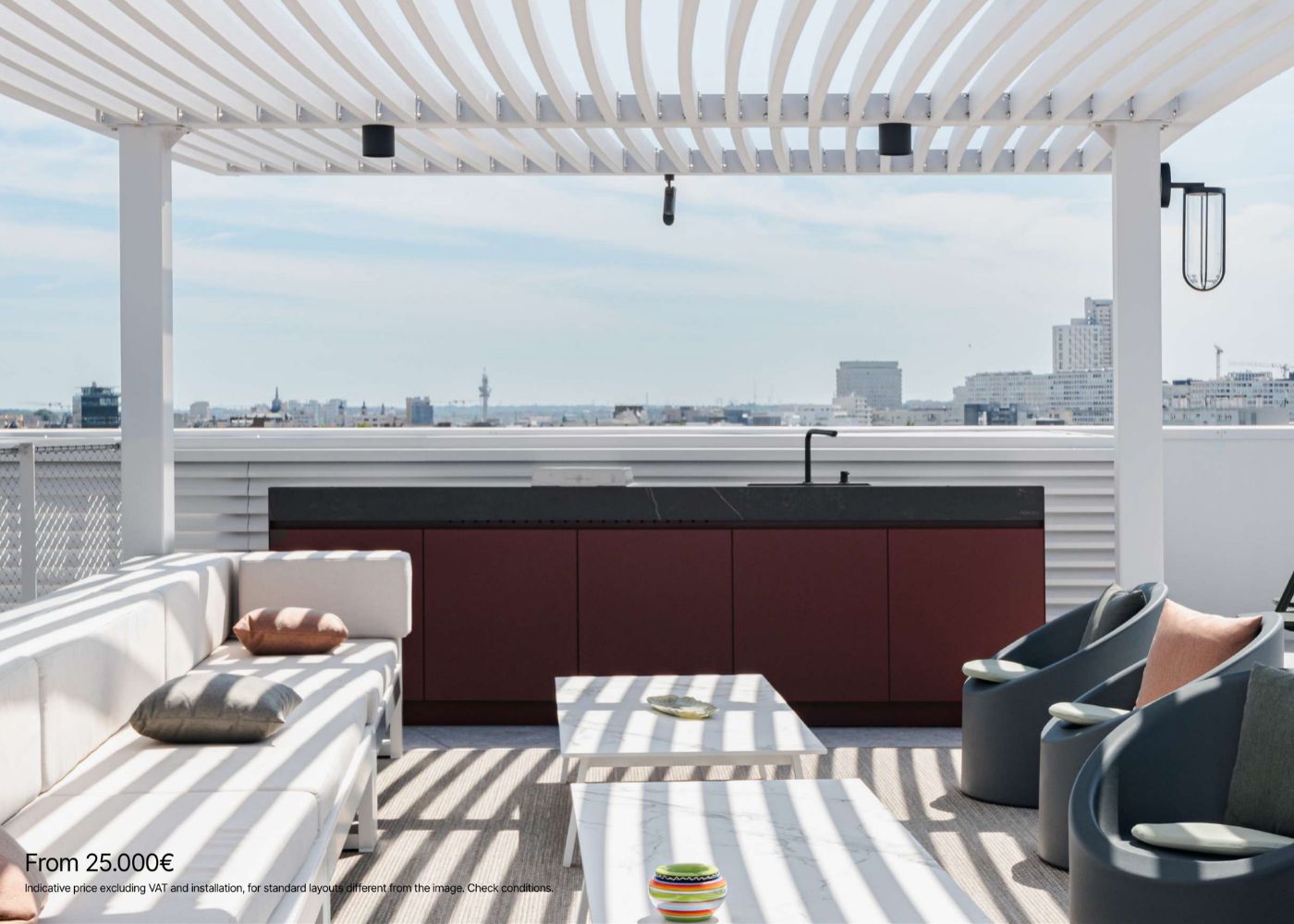 Cuisine extérieure design intégrée à une terrasse contemporaine avec mobilier et plan de travail sur mesure