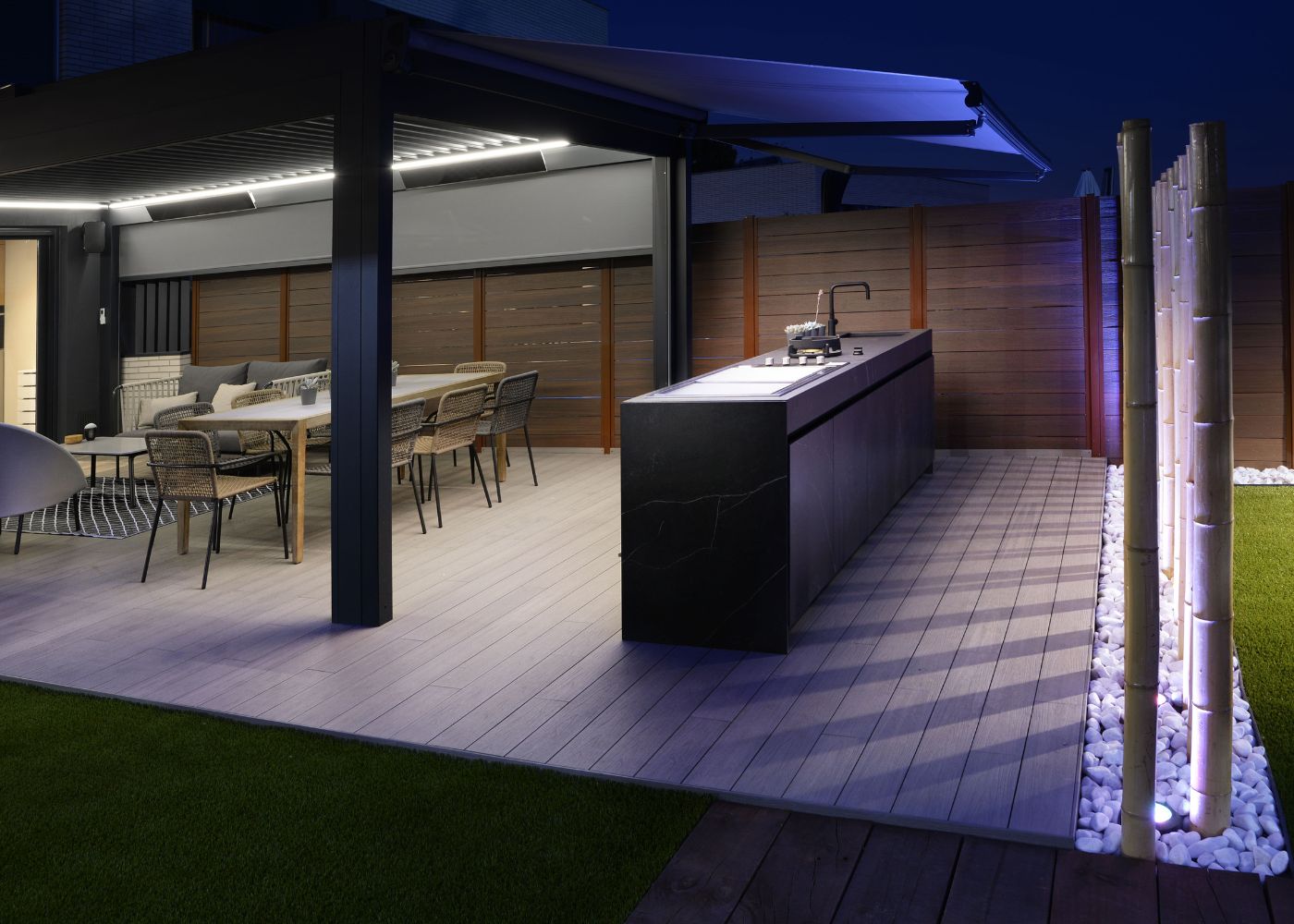 Cuisine extérieure pensée pour recevoir des convives et partager des moments uniques en soirée