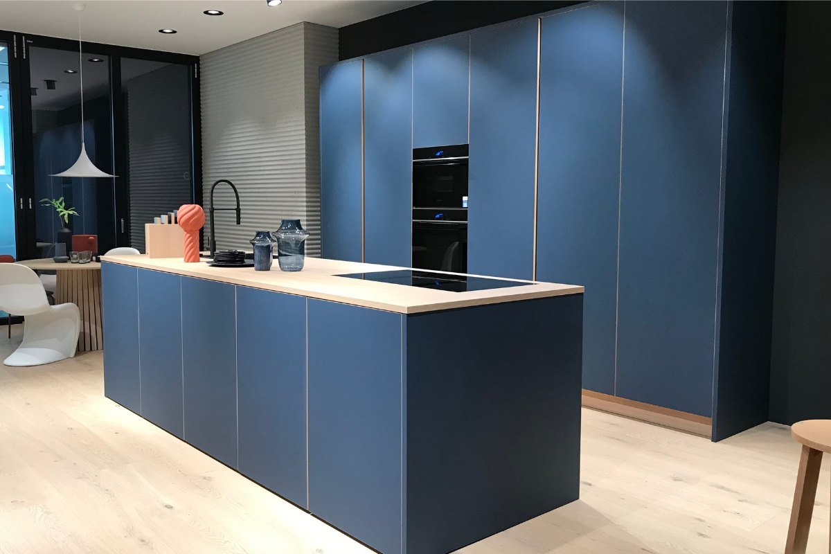 Cuisine contemporaine aux finitions soignées et volumes épurés, illustrant une qualité industrielle allemande pensée pour des projets maîtrisés.