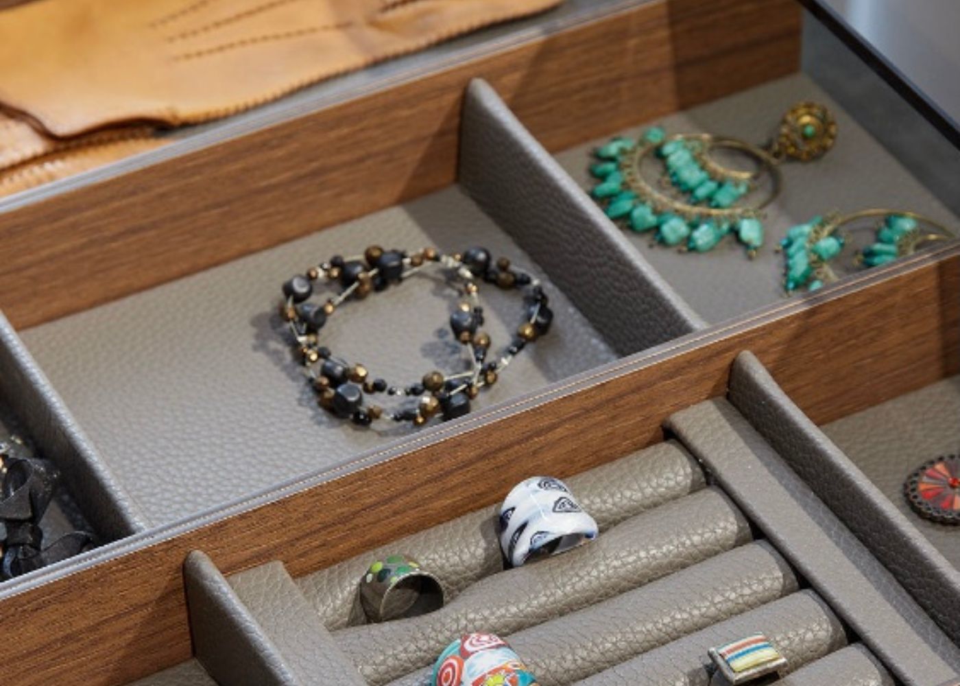 Détail de rangement sur mesure pour bijoux, révélant la précision des finitions et le sens du détail.
