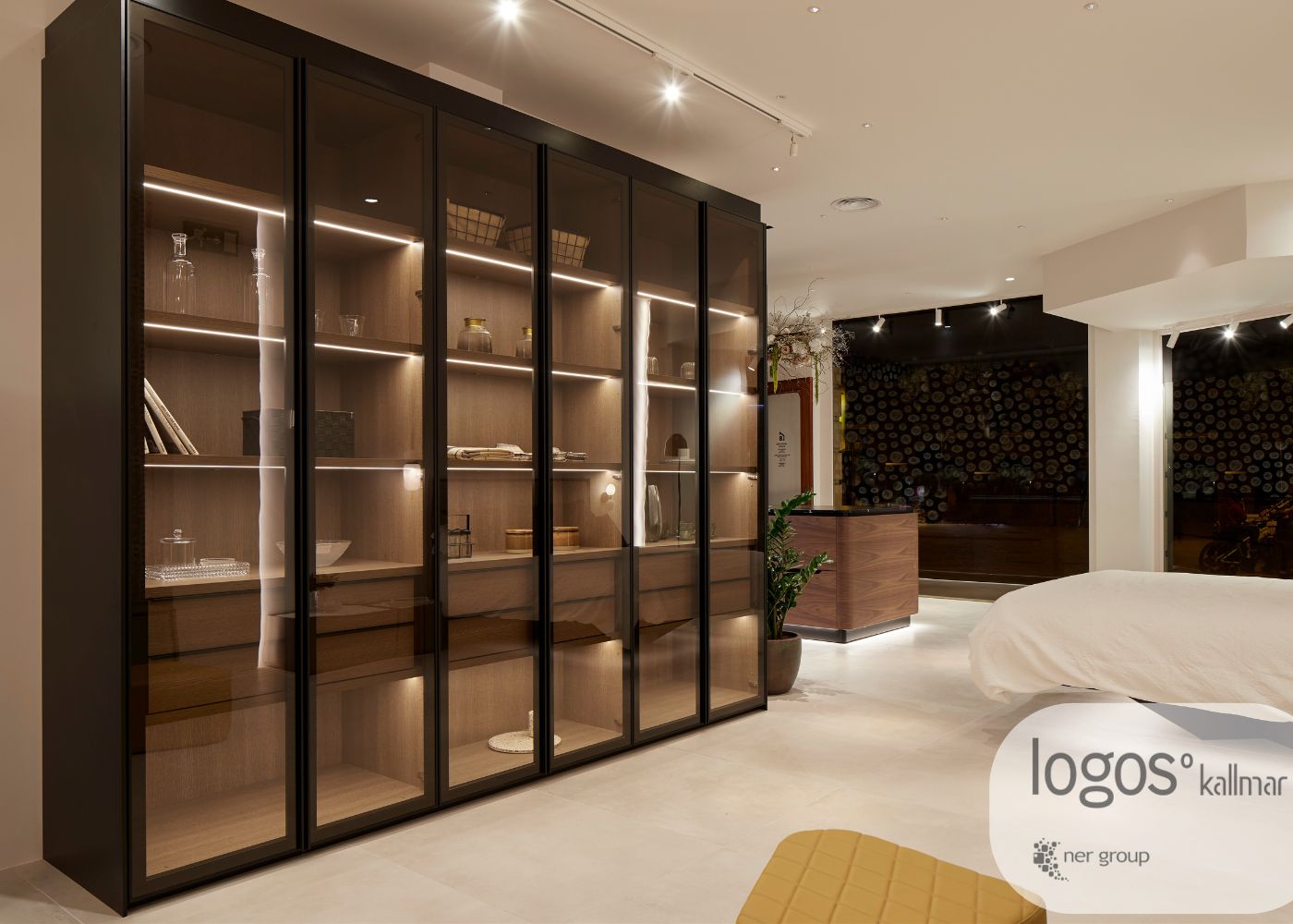 Dressing lumineux avec portes vitrées et rangements aérés