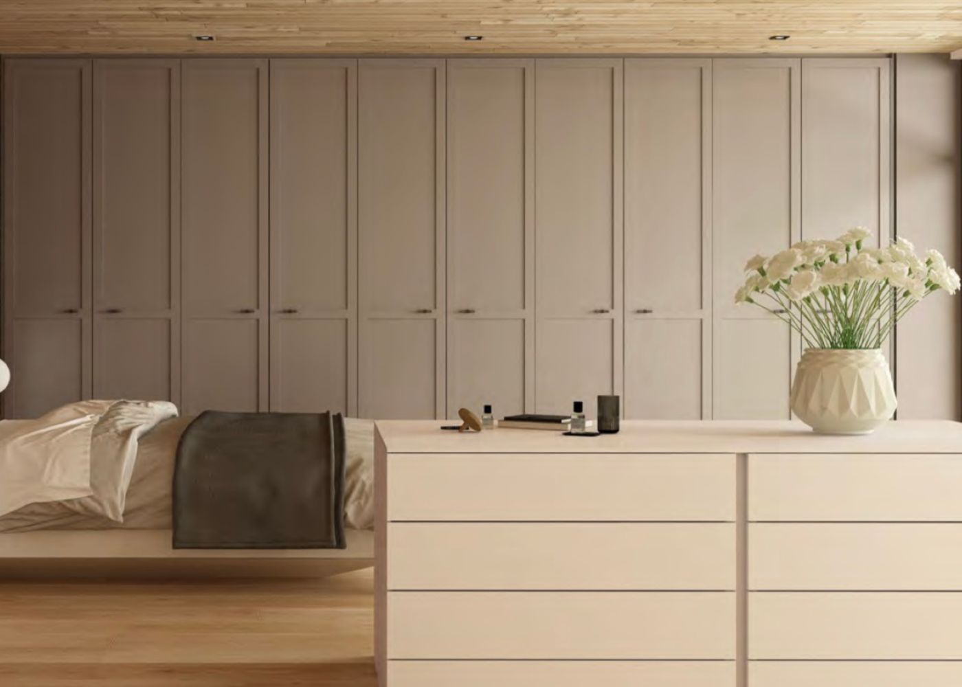 Dressing sur mesure avec îlot central, associant rangements personnalisés et confort d'usage au quotidien.